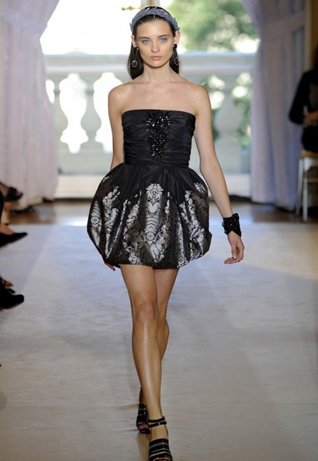 Năng động, trẻ trung và cá tính, váy đen ngắn chân phù hợp với tất cả các bạn gái yêu thích vẻ đẹp hiện đại.